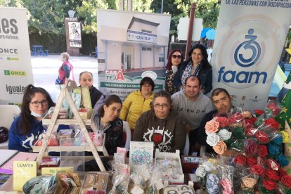 Usuarios y responsables del Centro de Atención a personas con discapacidad, Casa Tejá.