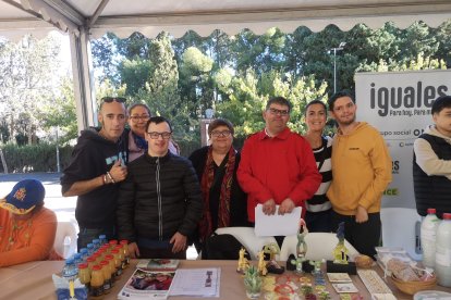 Asprodalba, ha participado en este mercadillo solidario con diferentes artículos artísticos hechos a mano.