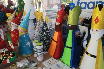 Las figuras del belén de goma eva ha triunfado en este mercadillo solidario.