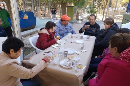 Los presentes han disfrutado de un desayuno a primera hora con chocolate y churros incluídos.