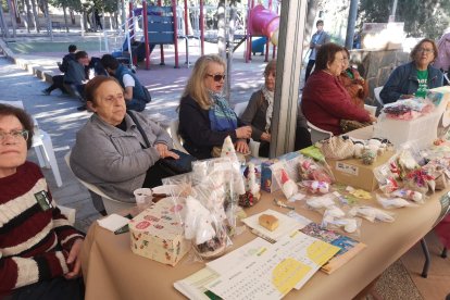 Las vecinas y vecinos del municipio han disfrutado de este día de convivencia, con algunas compras desayuno, baile y almuerzo.