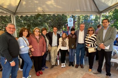 Las autoridades junto a los representantes de asociaciones.