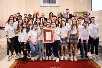 Estudiantes de la SAFA, con el Escudo de Oro de la Ciudad.