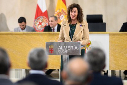 La alcaldesa, durante el acto de entrega.
