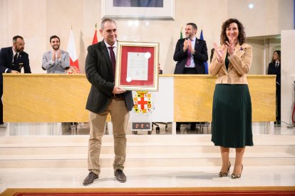 El diretor gerente del colegio posa con el Escudo de Oro de la Ciudad.