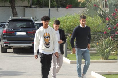 Rojas, Embarba y De la Hoz llegando al Restaurante La Jábega.