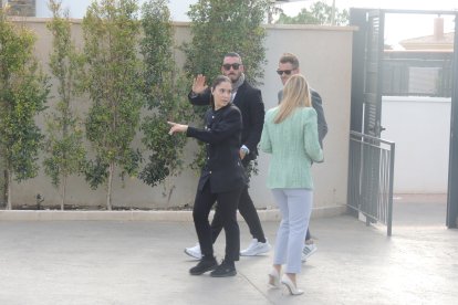 Chico Flores saludando nada más entrar al recinto.