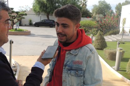 Alejandro Pozo atendiendo a LA VOZ y Cadena SER.