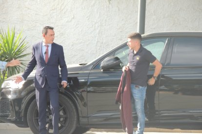 Francisco Portillo con el personal del Restaurante tras aparcar.