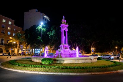 Iluminación de color morado en la capital.
