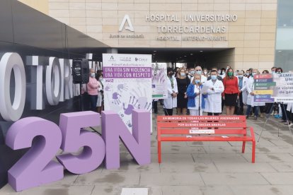 Lectura de un manifiesto en el Hospital de Torrecárdenas.