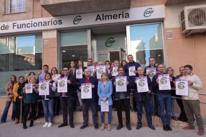 Concentración a las puertas de la sede del sindicato CSIF.