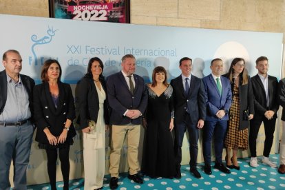 Representantes institucionales con la homenajeada.