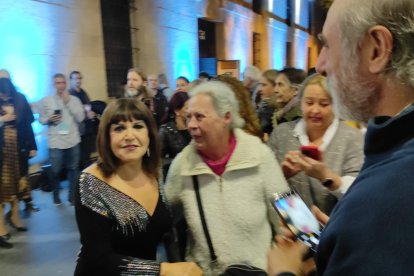 La actriz, saludando al llegar al Cervantes.