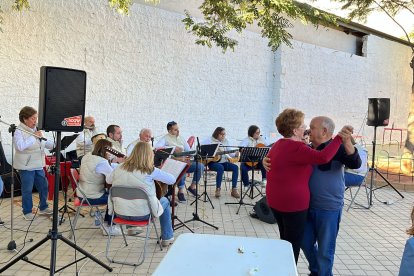 Jesús y Gloria bailando, a punto de celebrar sus bodas de oro.