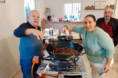 Jesús y Yolanda, asando las castañas.