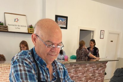 Félix Morales Segura, elaborando las migas.