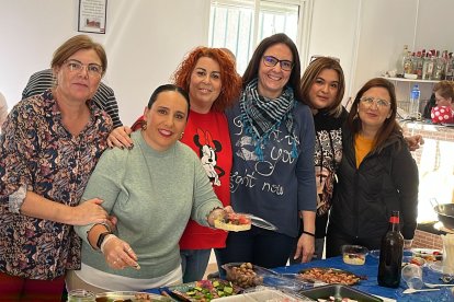 Un grupo de vecinas emplatando las migas y tropezones.