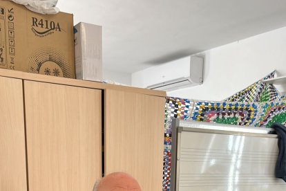 Jesús, probando el punto de la morcilla.
