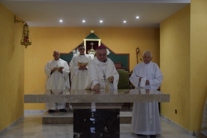 Consagración del nuevo altar.