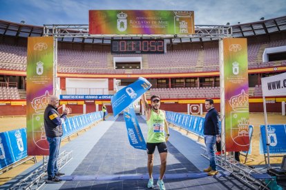 El ganador entra \'torero\' en la meta.