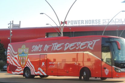 El autobús del Almería, pintado de oro y con nuevo rótulo.