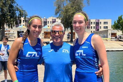 El entrenador junto a dos deportistas.