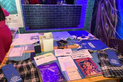 Exposición de artículos escolares.