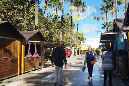 Paseando por el mercadillo.