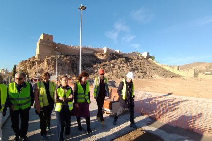 Visita de obra de la alcaldesa de Almería, María del Mar Vázquez, junto a la concejal de Urbanismo, Ana Martínez Labella, los arquitectos y la empresa constructora