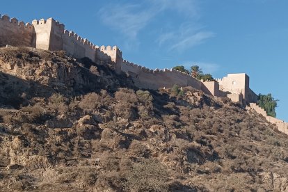 Sistema de drenaje para la salida natural de las aguas que lleguen desde la pared de la Alcazaba y que desembocará en una zona de piedras para la absorción natural de la misma