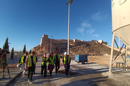 Recorrido de la visita de obra por parte de la alcaldesa y la concejal de Urbanismo