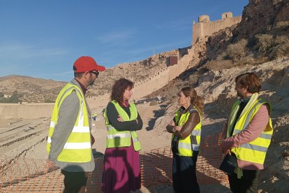 Los diseñadores del proyecto junto a la alcaldesa y la concejal de Urbanismo