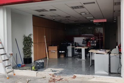 Así ha quedado la fachada del Banco Santander de Mojácar Playa.