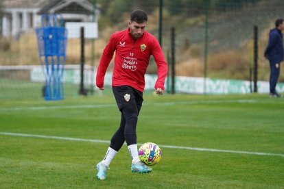 Adri Embarba, verticalidad para los rojiblancos.