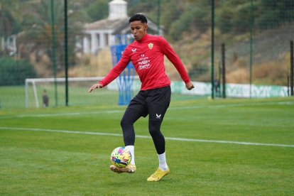 Lázaro Vinicius ya abrió su cuenta goleadora en Primera.