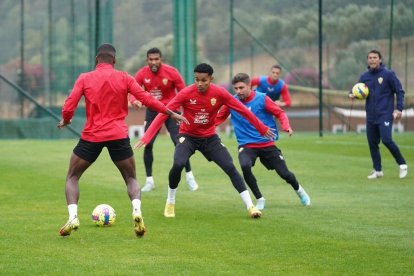 Rubi atento a los movimientos de sus futbolistas.