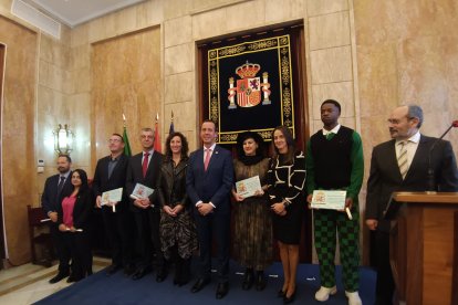 Foto de familia de los premiados: Aurora Luque, poeta; Pablo Mazuecos, CEO de Clasijazz; Joaquín Pendante, que recoge el premio en nombre de Lola Pendante, y Antonio Rodríguez, del Club Voleibol Almería.
