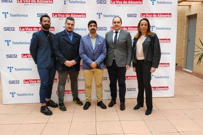 Jesús Espadas, Antonio Fernández y Daniel López, miembros de la startup Southern Biorefinery, junto a Sergio Arjona, viceconsejero de Sostenibilidad, Medio Ambiente y Economía Azul, y Diana Melero, directora de Innovación Sur de Telefónica.