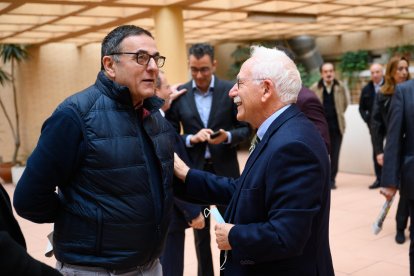 Rafael, de Hisasur, conversando con José Luis Martínez, editor de La Voz de Almería.