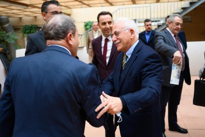 José Luis Martínez, editor de La Voz de Almería, saludando a los invitados.