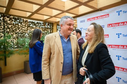 Juan de la Cruz Belmonte, delegado de Salud, y Antonia Sánchez Villanueva, subdirectora de La Voz de Almería.
