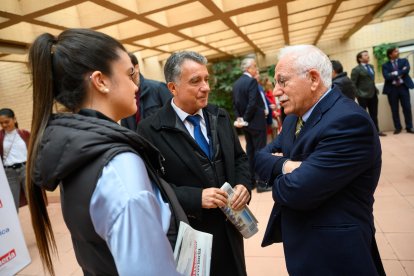 Rafael Úbeda y Malena Úbeda, de Aceite Castillo de Tabernas, charlando con José Luis Martínez, editor de La Voz de Almería.