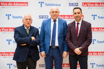 José Luis Martínez, editor de La Voz de Almería; José Luis Heredia, de Cajamar; y Ricardo Céspedes, de CM2000.