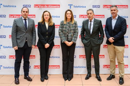 Antonia Sánchez Villanueva, subdirectora de La Voz de Almería, junto a los participantes de la mesa redonda: Sergio Arjona, Antonio Bayo, José Antonio González y María del Mar Cerbán.