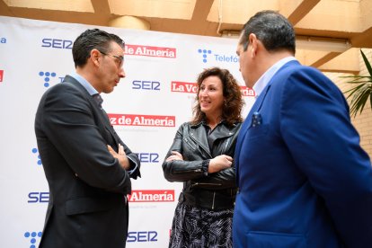 La alcaldesa María Vázquez conversando con Joaquín Segovia, director de Telefónica en el Territorio Sur.