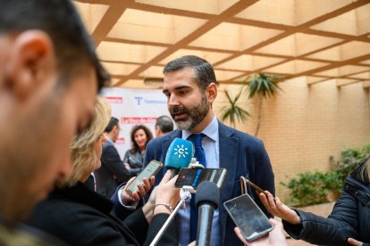 El consejero Ramón Fernández-Pacheco atendiendo a los medios de comunicación antes de comenzar el acto de La Voz de Almería.