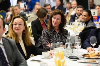 Antonia Sánchez Villanueva, subdirectora de La Voz de Almería, y la alcaldesa de Almería, María Vázquez.