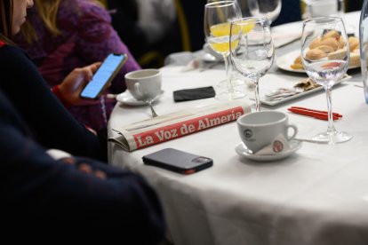 Los asistentes se llevaron un ejemplar de La Voz de Almería.