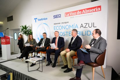 Participantes de la mesa redonda sobre Economía Azul y Sostenibilidad.
